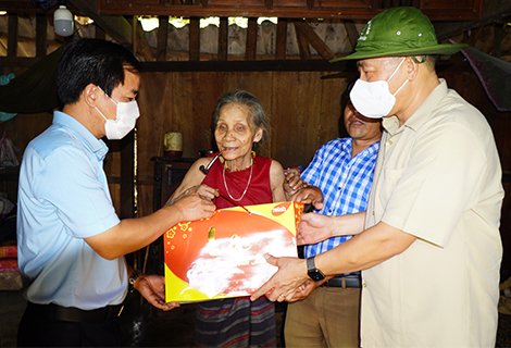 fTrung tướng Trần Việt Khoa và Chủ tịch UBND tỉnh Nguyễn Văn Phương trao quà cho gia đình chính sách